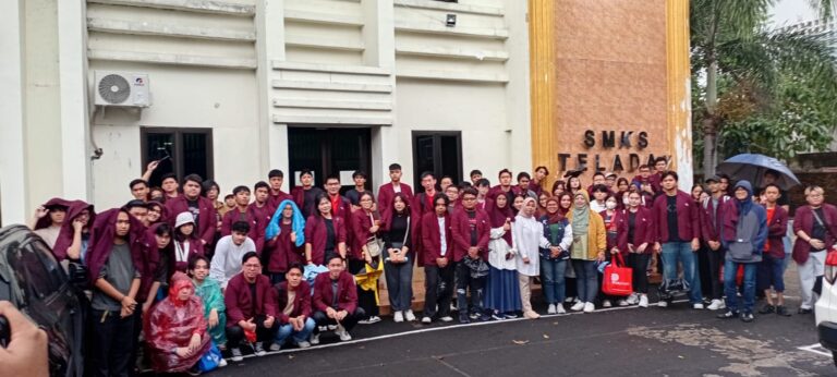 Bergerak Bersama untuk Lingkungan: Penanaman Pohon oleh Mahasiswa Bina Nusantara (BINUS) di SMKS Teladan