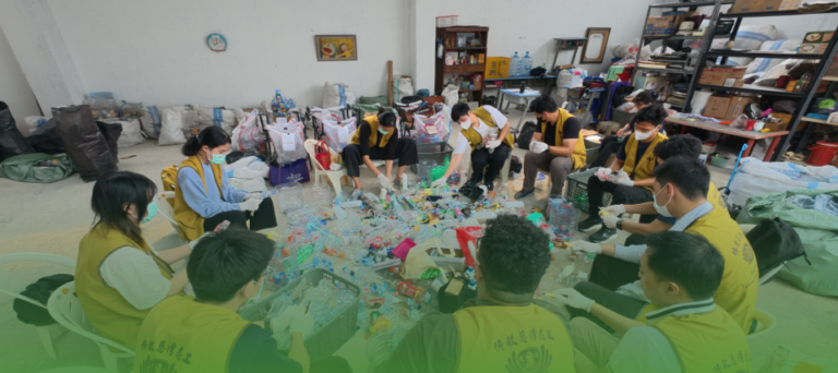 Kolaborasi Hijau: Boarder BINUS Square Beraksi dalam Kegiatan Pilah Sampah Bersama Tzu Chi